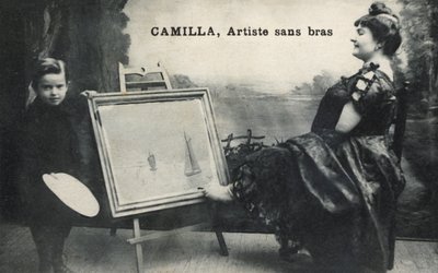 Mujer pintando con los pies de French Photographer